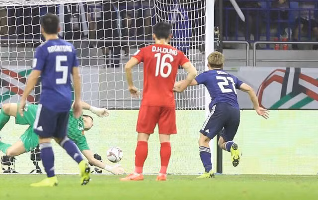 Dù là người gây ra quả 11m dẫn tới bàn thua duy nhất của đội tuyển Việt Nam tại trận tứ kết Asian Cup 2019 nhưng Tiến Dũng đã có một trận đấu chắc chắn. Chính những pha bóng bổng của Nhật Bản đã được cầu thủ này hóa giải thành công. (7 điểm)