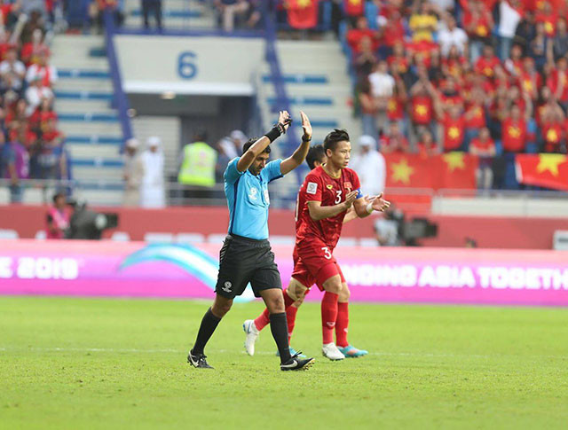 Quế Ngọc Hải đã có một trận đấu hay khi phong tỏa tốt tiền đạo Nhật Bản. Các đường xuyên phá bằng những pha đan lát của các tiền đạo đối phương đều bị đội trưởng đội tuyển Việt Nam đọc bài và cản phá. (7,5 điểm)