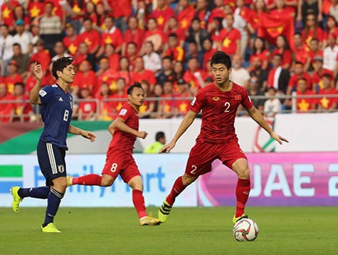 Duy Mạnh đã hoàn thành nhiệm vụ của mình trong trận tứ kết Asian Cup 2019 khi liên tục bọc lót cho cánh trái của Trọng Hoàng khi cầu thủ này dâng cao. (7 điểm)