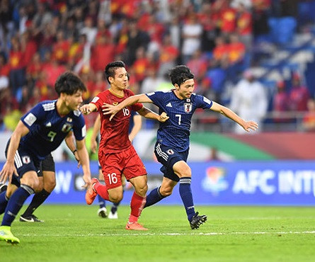 Trước hàng tiền vệ vượt trội của Nhật Bản, Hùng Dũng vẫn giúp tuyến giữa của Việt Nam không quá thua thiệt đối thủ mà thậm chí còn vượt trội về những pha tắc bóng khu vực giữa sân. (7 điểm).