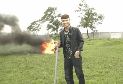 Kha “banh” tran tinh ve hanh dong dap pha, dot xe tay ga de quay clip