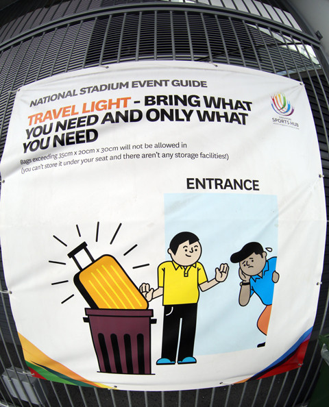 Khi vào khu vực thi đấu, các CĐV chỉ mang những vật dụng cần thiết. Vali vượt quá kích thước 35cm x 20cm x 30cm sẽ không được mang vào sân.