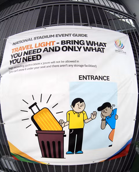 Khi vào khu vực thi đấu, các CĐV chỉ mang những vật dụng cần thiết. Vali vượt quá kích thước 35cm x 20cm x 30cm sẽ không được mang vào sân.