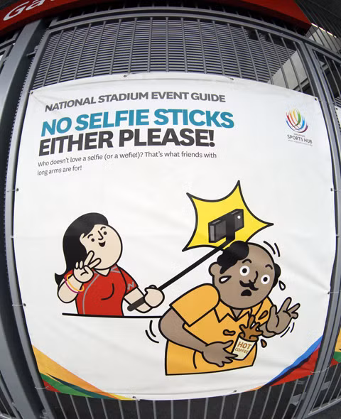 Những chiếc gậy tự sướng cũng được Singapore khuyến cáo các CĐV và khách du lịch không nên cầm vào khu vực thi đấu để tránh làm phiền người khác.