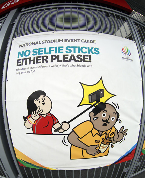 Những chiếc gậy tự sướng cũng được Singapore khuyến cáo các CĐV và khách du lịch không nên cầm vào khu vực thi đấu để tránh làm phiền người khác.