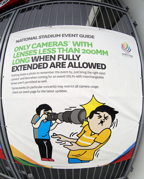 Không được mang ống kính máy chụp hình lớn hơn 200mm.