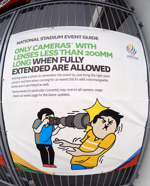 Không được mang ống kính máy chụp hình lớn hơn 200mm.