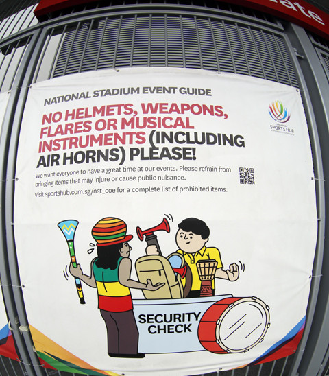 Nước chủ nhà khuyến cáo khách du lịch cũng như các CĐV khi vào khu vực thi đấu không được mang những vật dụng cổ vũ phát ra tiếng động lớn, để tránh ảnh hưởng đến người xung quanh cũng như các VĐV đang thi đấu.