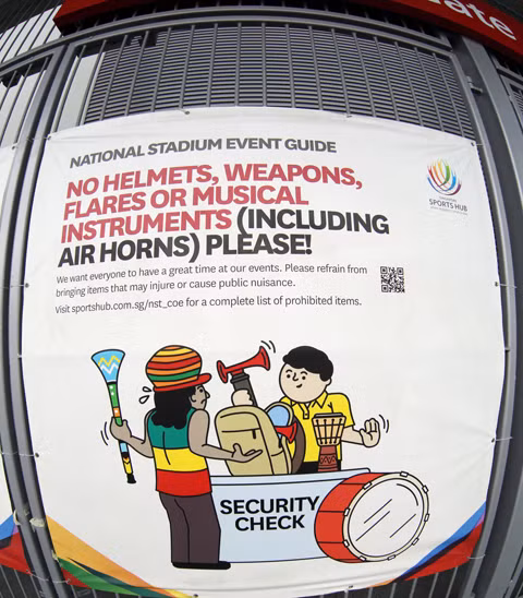 Nước chủ nhà khuyến cáo khách du lịch cũng như các CĐV khi vào khu vực thi đấu không được mang những vật dụng cổ vũ phát ra tiếng động lớn, để tránh ảnh hưởng đến người xung quanh cũng như các VĐV đang thi đấu.