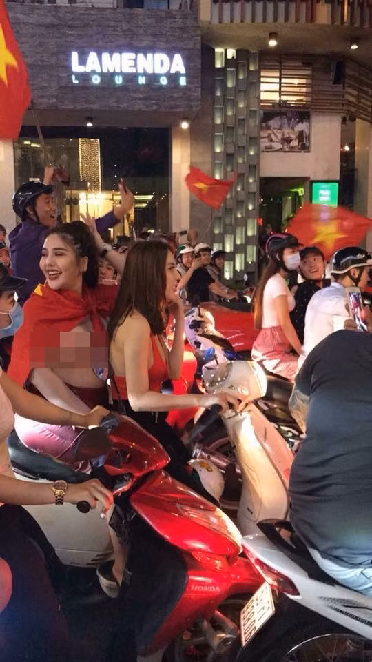 Những ngày qua, sau khi U23 Việt Nam lập kỳ tích, loại U23 Iraq để đường hoàng tiến vào bán kết giải U23 châu Á, đông đảo người hâm mộ cả nước đã ăn mừng theo nhiều cách khác nhau. Tuy nhiên, không chỉ ăn mừng, nhiều người còn "thể hiện" sự lố bịch của mình khiến cộng đồng mạng không khỏi nhức mắt và phải nhắc nhở bằng câu nói: "Vui thôi! đừng vui quá".