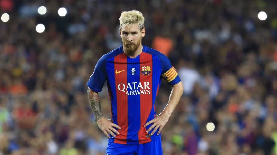 Messi muốn "tống khứ" 3 đồng đội khỏi Barca: Theo tờ Dario Gol, cầu thủ người Argentina đã chỉ đích danh ba cái tên: Paco Alcacer, Andre Gomes, Lucas Digne là những người không đủ khả năng để chơi bóng cho Gã khổng lồ xứ Catalonia và cần phải ra đi. Ở chiều ngược lại, Messi rất kỳ vọng ban lãnh đạo Barca sẽ đưa về một tiền đạo ngang tầm với Luis Suarez và Neymar. Alcacer đơn giản là quá kém so với bất kỳ một thành viên nào trong bộ ba MSN. Ảnh: Marca