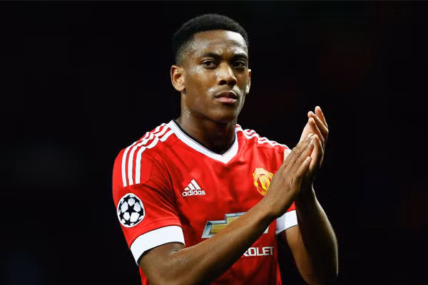 Xong tương lai của Martial tại M.U: Mới đây phát biểu về thông tin chuyển nhượng bóng đá mới nhất, người đại diện của tiền đạo Martial, Philippe Lamboley tiết lộ vừa có cuộc nói chuyện với phó Chủ tịch M.U, Ed Woodward. Cuối cùng, chân sút người Pháp đã quyết định ở lại M.U. Ảnh: Goal.