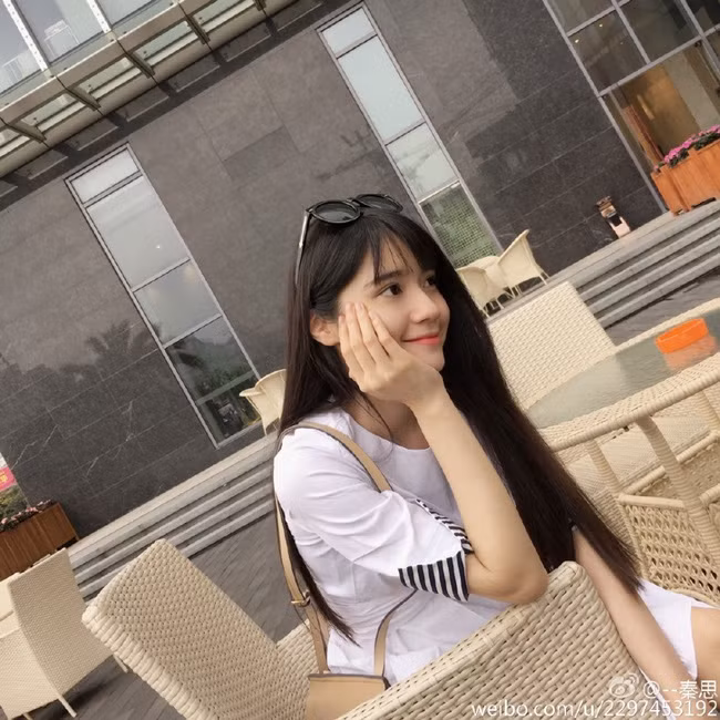 Tần Tử là cô nữ sinh Trung Quốc sinh năm 1997, hiện đang theo học khoa Kinh doanh điện tử của một trường đại học ở Quảng Đông.