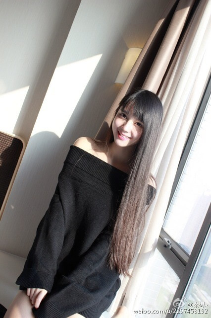 Điều khiến mọi người ấn tượng nhất khi đối diện hay ngắm ảnh Tần Tử đó là nụ cười tỏa nắng của cô.