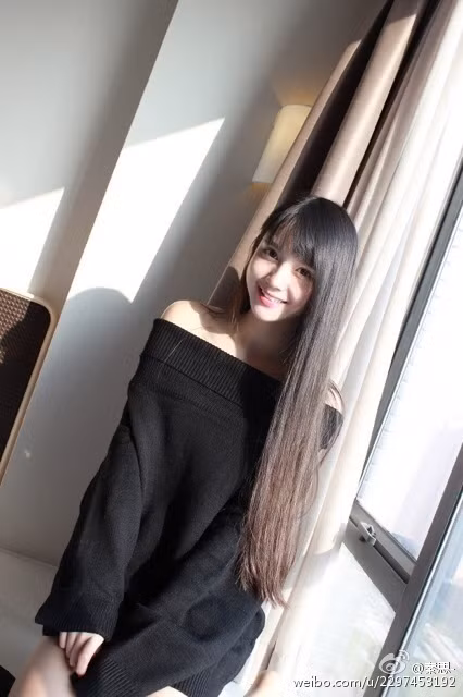 Điều khiến mọi người ấn tượng nhất khi đối diện hay ngắm ảnh Tần Tử đó là nụ cười tỏa nắng của cô.