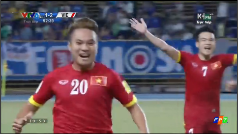 Phi Sơn ăn mừng bàn thắng ở phút 93.