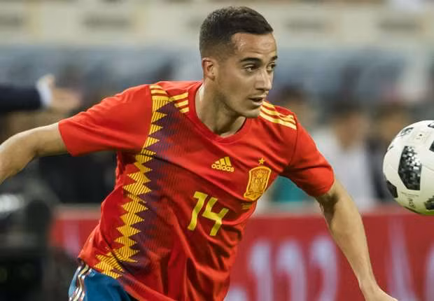 Lucas Vazquez cũng là vị trí khá đa năng trong đội hình của Real Madrid và ĐT Tây Ban Nha. Từ hậu vệ cánh cho đến tiền vệ cánh, cầu thủ nhỏ con này là vị trí con thoi trong đội hình của La Roja.