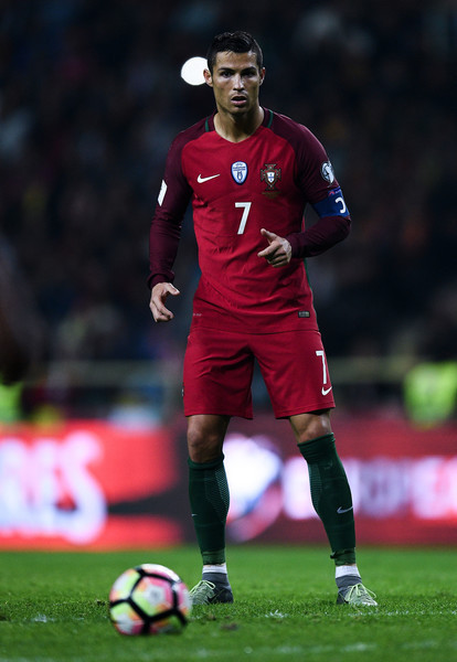 Nhiều người đã từng nói về cuộc đối đầu này giữa Ronaldo và nửa còn lại của "Nhà trắng" rằng: "Ronaldo thật cô đơn và đau khổ khi phải đối đầu với những người ăn tập hàng ngày với anh. Tuy nhiên, để khẳng định mình, Ronaldo cần phải vượt qua cuộc "gà nhà đánh nhau" này".
