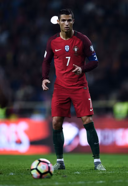 Nhiều người đã từng nói về cuộc đối đầu này giữa Ronaldo và nửa còn lại của "Nhà trắng" rằng: "Ronaldo thật cô đơn và đau khổ khi phải đối đầu với những người ăn tập hàng ngày với anh. Tuy nhiên, để khẳng định mình, Ronaldo cần phải vượt qua cuộc "gà nhà đánh nhau" này".