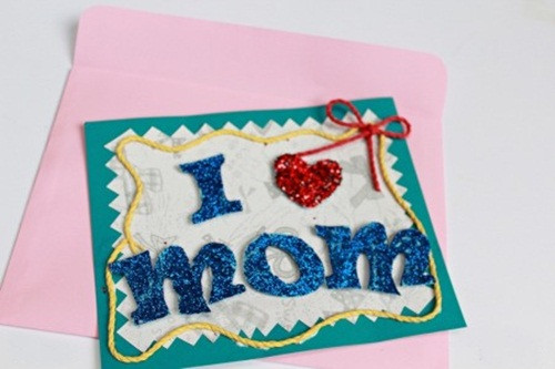 Những tấm thiệp làm bằng tay được làm bằng cả tâm huyết, lẫn tình cảm của các bạn trẻ để gửi đến bạn gái cũng như người mẹ thân yêu của mình.