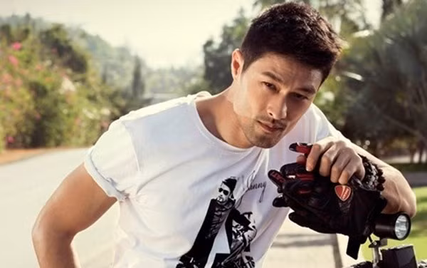 Kể từ khi rời xa màn ảnh, tập trung cho võ đường và đam mê đi phượt, ngoại hình của anh đã đi xuống khá nhiều.