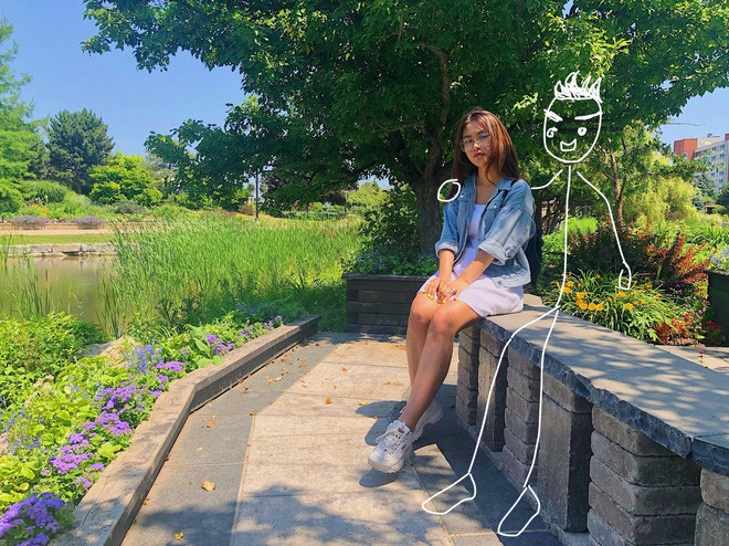 Việc các cô nàng cô đơn kiếm bạn đồng hành bằng những nhân vật "giả tưởng" không còn mới lạ trên cộng đồng mạng. Đơn cử như cô gái bị bạn thân "lật kèo" đi du lịch hay mới đây nhất là tâm sự của cô bạn 20 năm không một mảnh tình vắt vai đã khiến dân mạng vô cùng thích thú.