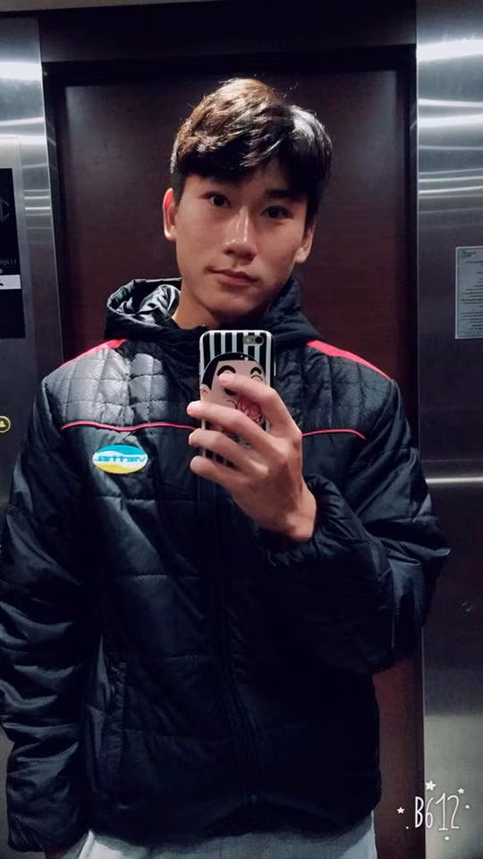 Không chỉ có chiều cao ấn tượng cùng gương mặt sáng, Mạnh Dũng còn sở hữu thân hình 6 múi đáng mơ ước. Nhờ ngoại hình ổn, trang cá nhân của anh chàng hiện có gần 4.000 lượt theo dõi.