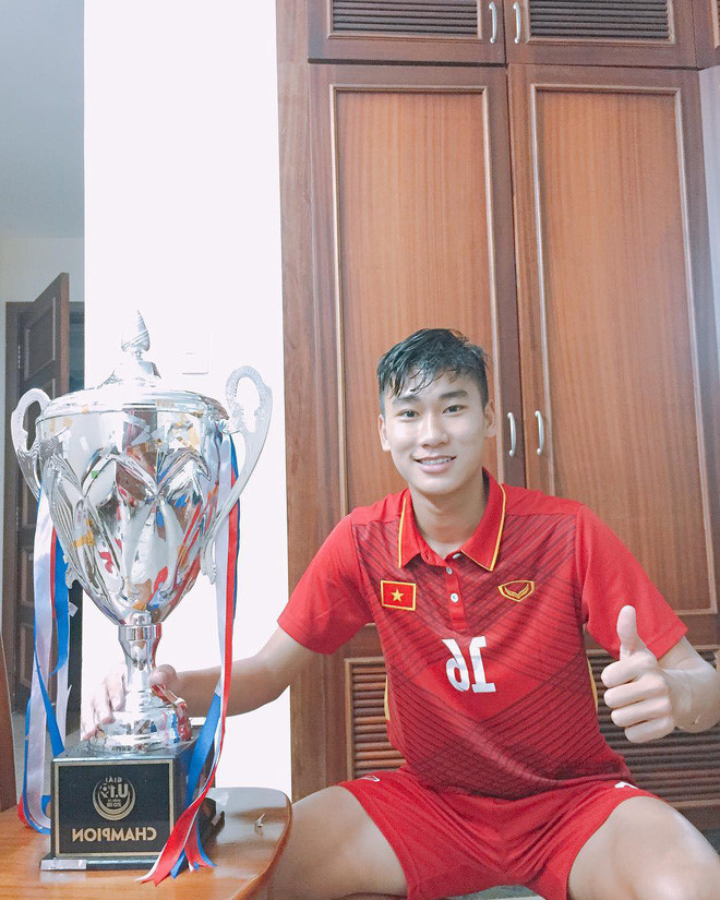 Sở hữu gương mặt nam tính, nụ cười sáng và chiều cao thuộc dạng khủng, Mạnh Dũng nhanh chóng chiếm được trái tim của NHM đặc biệt là các fan nữ.