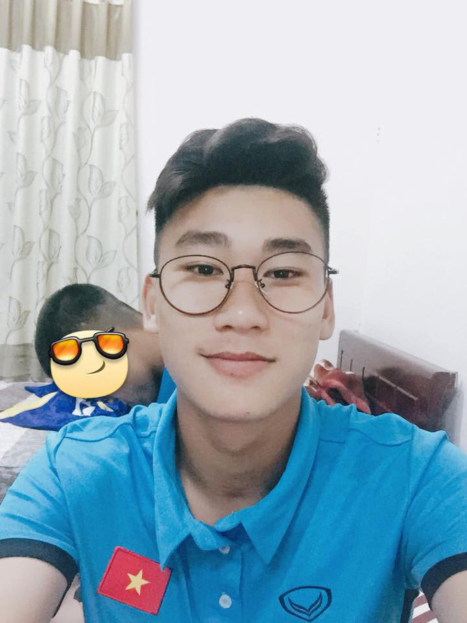 Mạnh Dũng đã nhiều lần được góp mặt trong tuyển trẻ quốc gia tham dự các giải đấu quốc tế. Năm ngoái, anh chàng còn xuất sắc giành danh hiệu Vua phá lưới tại VCK U17 Quốc gia - Cúp Thái Sơn Nam 2017.