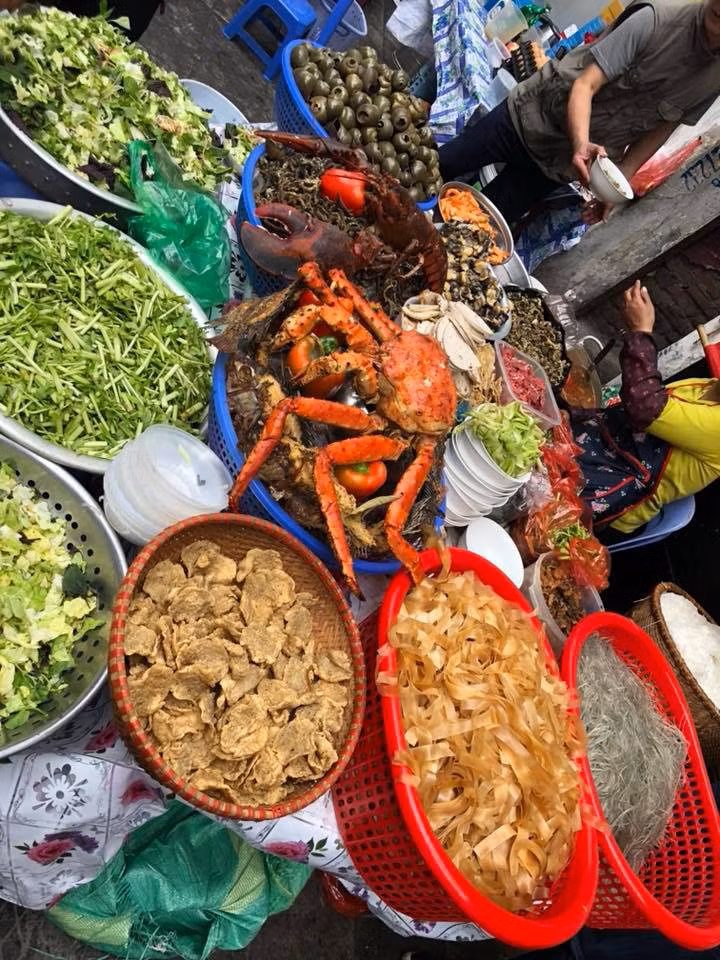 Đi dọc những con phố cổ như Hàng Điếu, Hàng Mã hay Hàng Chỉ,...các quán bún riêu cua và bún ốc thu hút được nhiều thực khách nhất trong những ngày đầu năm mới.