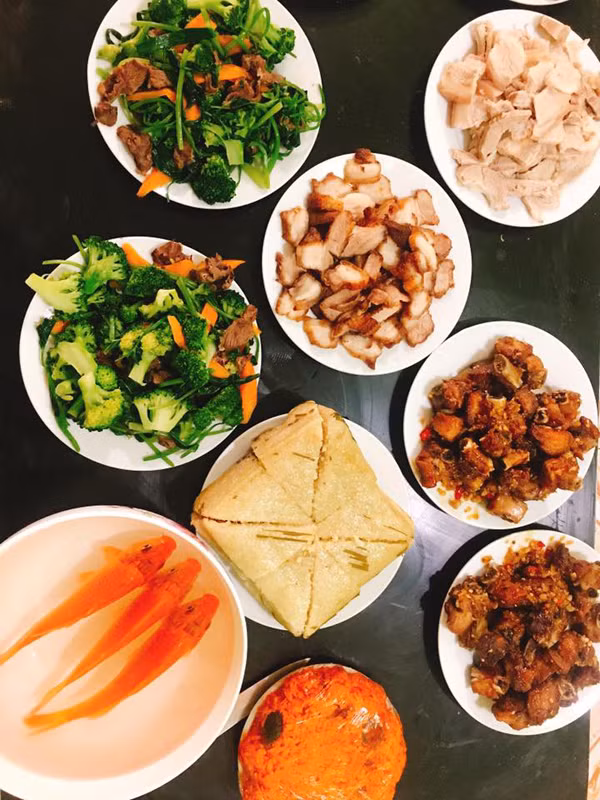 Còn với nickname Phương Sady chia sẻ: "‘Năm nay thấy mọi người chia sẻ xôi gấc hình con cá chép, mình cũng lên mạng học hỏi rồi mua khuôn về làm. Cũng cầu kỳ phết đấy nhưng sau 2 tiếng hì hục, thành quả là các con mình đều khen mẹ khéo tay, lại còn ăn ngon lành nữa.