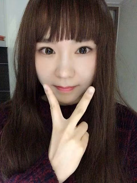 Người đẹp Hàn Quốc bắt đầu sự nghiệp ca hát bằng những bản cover tiếng Hàn và sau đó cô tiếp tục thử sức với những bài hát tiếng Anh. Cô khẳng định được tên tuổi của mình bằng nhiều ca khúc cover khác nhau như "Wake me up", "We don't talk anymore" hay mới đây nhất là "Shape of you".