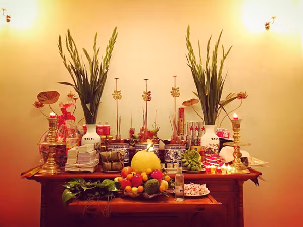 Ban thờ tổ tiên được chính tay Hoa hậu và người thân sắp xếp.