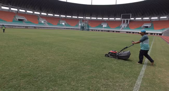 Tuy nhiên, theo ghi nhận của một số PV Việt Nam đang có mặt tại SVĐ Pakansari thì nơi đây chẳng khác gì một bãi chiến trường với ngổn ngang những vật liệu xây dựng phía ngoài.