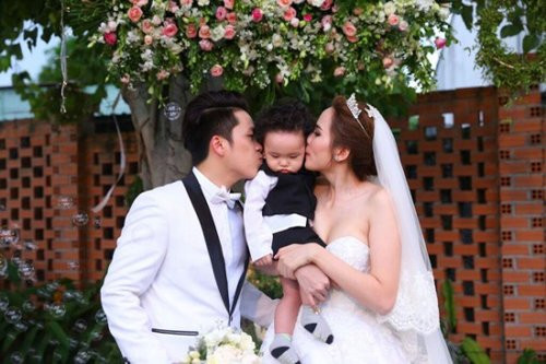 Tìm được "bến đỗ" bên đời chồng thứ hai, hoa hậu Diễm Hương tỏ ra khá hạnh phúc với tổ ấm hiện tại. Trên trang cá nhân, người đẹp sinh năm 1990 liên tục cập nhật hình ảnh về gia đình nhỏ. Đặc biệt, những bức ảnh ghi lại khoảnh khắc ông xã Quang Huy bế bồng, chăm sóc con trai Noah Nguyễn nhận được khá nhiều lời khen và sự ngưỡng mộ của công chúng.