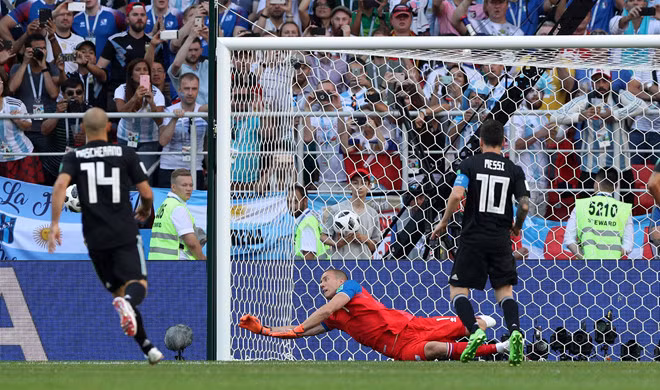 Messi da hong penalty, Argentina bi Iceland cam hoa