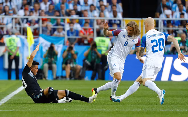 Messi da hong penalty, Argentina bi Iceland cam hoa-Hinh-8