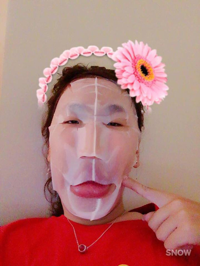 Trang Hý bắt đầu được mọi người biết đến vào khoảng 4 năm trước khi cô nàng cover lại ca khúc "Xin anh đừng" theo phiên bản... tuyệt vọng. Với chất giọng "chip munk" của mình, nhân vật mạng xã hội này nhanh chóng nổi tiếng và nhận được lượng theo dõi khủng của nhiều người.