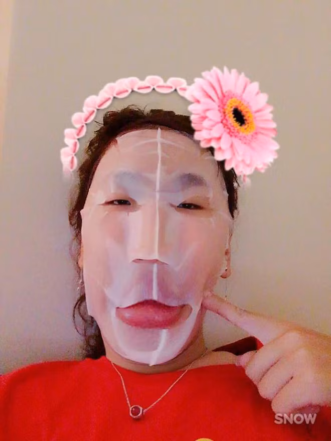 Trang Hý bắt đầu được mọi người biết đến vào khoảng 4 năm trước khi cô nàng cover lại ca khúc "Xin anh đừng" theo phiên bản... tuyệt vọng. Với chất giọng "chip munk" của mình, nhân vật mạng xã hội này nhanh chóng nổi tiếng và nhận được lượng theo dõi khủng của nhiều người.