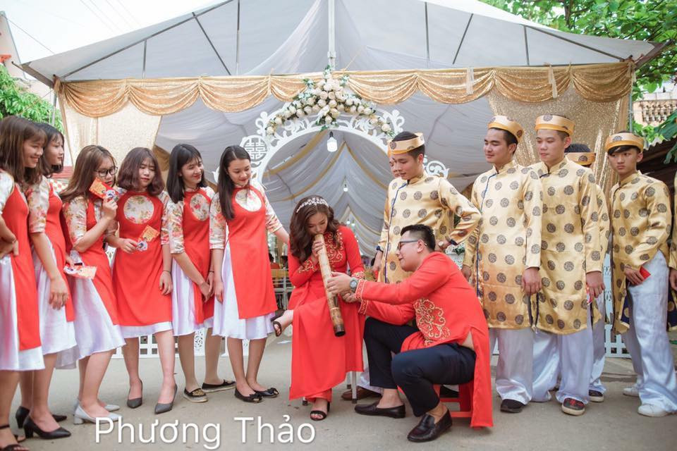 Ở một chiều hướng khác, một số dân mạng cho rằng chuyện này khá bình thường, ai chẳng có một thói quen và việc hút thuốc lào trong đám cưới cũng vậy. Nó chẳng đáng để bàn tán xôn xao như hiện tại.