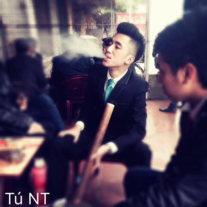 Mới đây trên MXH, dân mạng đã cập nhật những bức ảnh chú rể hút thuốc lào trước và trong giờ cưới của mình khiến CĐM đã có những ý kiến trái chiều.