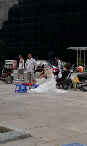 Bên cạnh việc những chú rể hút thuốc lào, nhiều dân mạng còn đăng tải ảnh những cô dâu cũng không chịu kém cạnh những người chồng tương lai, khi cũng rít điều vô cùng chuyên nghiệp.