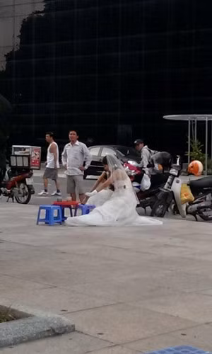 Bên cạnh việc những chú rể hút thuốc lào, nhiều dân mạng còn đăng tải ảnh những cô dâu cũng không chịu kém cạnh những người chồng tương lai, khi cũng rít điều vô cùng chuyên nghiệp.