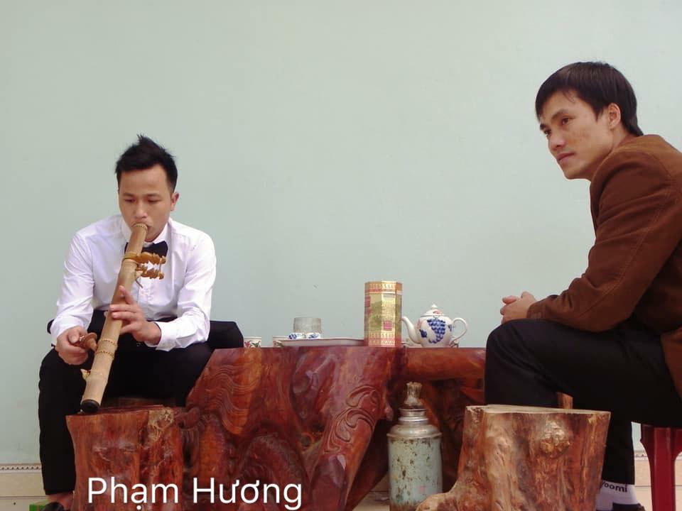 Theo đó, một bộ phận dân mạng cho rằng, ngày cưới là ngày trọng đại nên các chú rể không nên hút thuốc lào vì còn phải đi giao lưu với khách khứa, họ hàng.