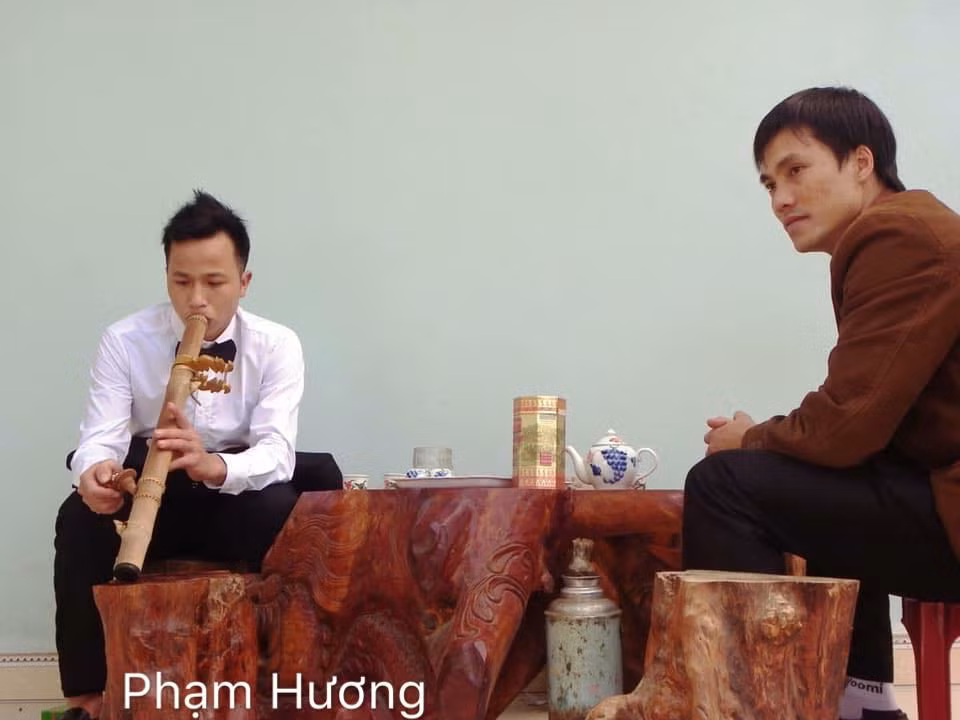 Theo đó, một bộ phận dân mạng cho rằng, ngày cưới là ngày trọng đại nên các chú rể không nên hút thuốc lào vì còn phải đi giao lưu với khách khứa, họ hàng.