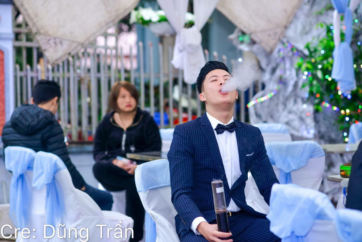 Nickname N.Tr chia sẻ: "Nhìn thôi thấy gớm, mình đang tưởng tượng các ông hút thuốc lào xong vào làm lễ rồi hôn cơ dâu. Liệu cô dâu có chịu được vì độ hôi của thuốc không nhỉ? Hút cả đời chứ có mấy phút đồng hồ thì kiềm chế lại được mà".
