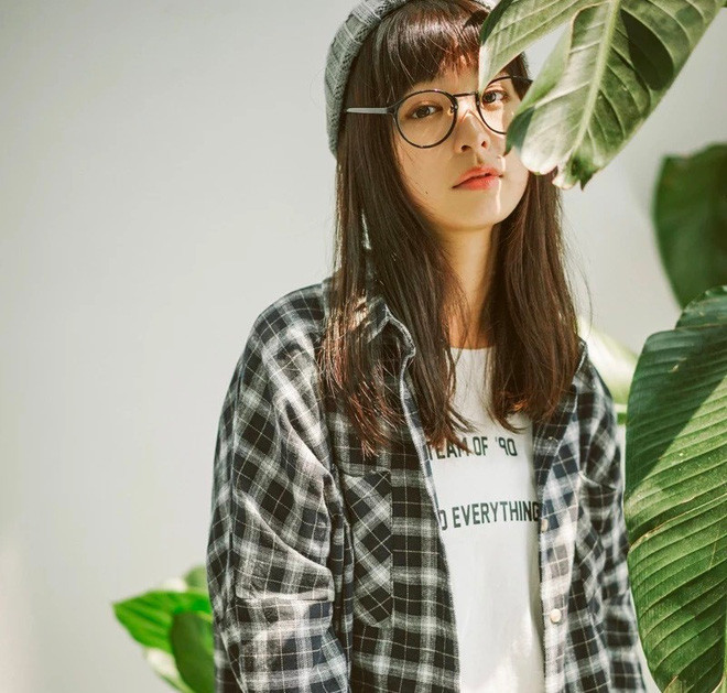 Tiểu Thanh thường gây ấn tượng với cư dân mạng bởi gương mặt xinh xắn khá lạ, không hề đại trà so với nhiều hot girl Trung Quốc khác.