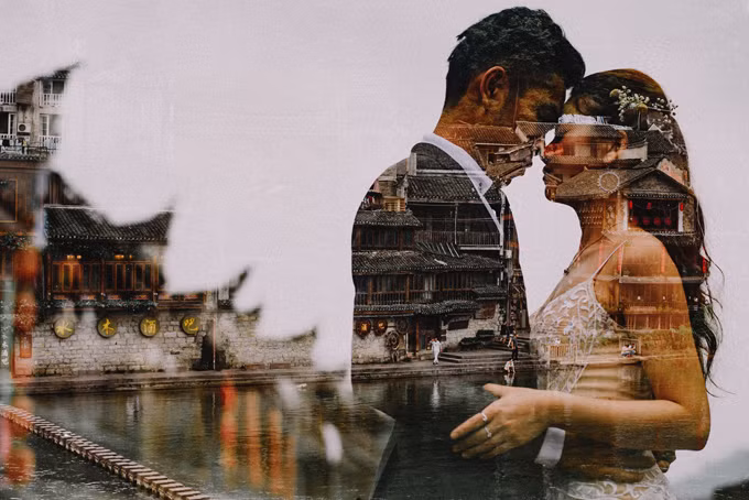 Ngoài Phượng Hoàng Cổ Trấn, bộ ảnh cưới của Quang Huy và Thanh Vân còn được chụp ở những địa điểm khác không kém phần cổ kính như ở Vũ Lăng Nguyên, Trương Gia Giới, Thiên Môn Sơn ở Trung Quốc.