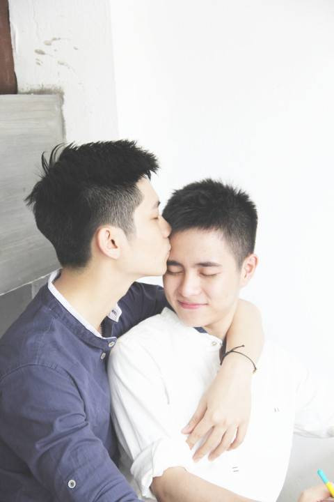 Khó khăn lớn nhất của cặp đôi đồng tính này đó là ánh mắt kì của cộng đồng. Chính điều này đã khiến nhiều đêm cặp đôi này đã ôm nhau khóc và không tìm ra cách giải quyết.