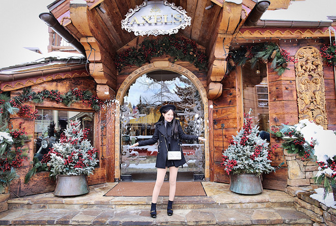 Chia sẻ với báo chí khi được hỏi, Cẩm Tú cho biết: "Trên cương vị người theo đuổi nghệ thuật, mình thấu hiểu đồ hiệu không chỉ là món đồ mang tính ứng dụng, mà nó còn là cái đẹp, là sự sáng tạo của các nhà thiết kế, người nghệ sĩ".